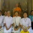 พ่อเข้าพิธีบวชเป็นพระแล้ว.. เพิ่งกลับถึงห้องครับ..ไปงานบวชพ่อมาครับผม ที่เคยเขียนไว้ในบทความที่แล้วนั่นเป็นการปลงผมครับ คลิ๊ก ส่วนอันนี้เป็นงานบวชจริงครับ ซึ่งได้จัดขึ้นที่วัดเบญจมบพิตรครับ ข้างๆ ที่พันธมิตรชุมนุมกันเลยครับ – -” ผมหล่ะก็ว่าแล้วทำไมรถมันเยอะจัง โอ้มายก๊อด เสื้อเหลืองมากานเต็มเรย *0*